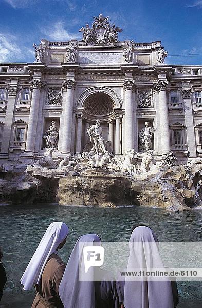 Nonnen an Brunnen  Fontana di Trevi  Rom  Italien
