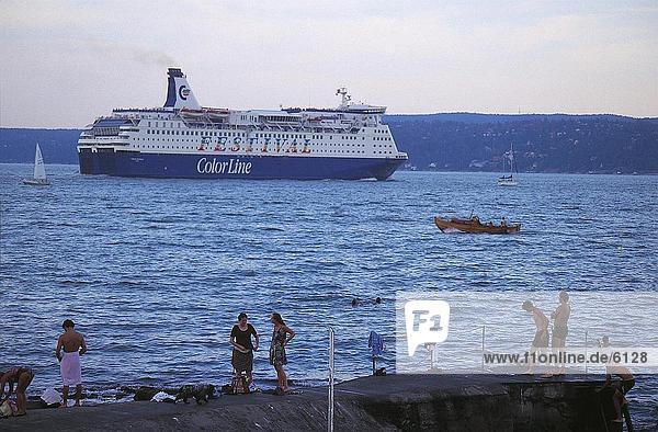 Menschen am Strand  Oslo Norwegen Baden