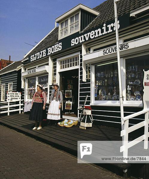 Zwei Frauen in traditioneller Kleidung an einen Speicher  Marken  Niederlande