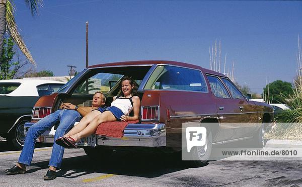 Paar entspannt sich in Auto Stamm  Florida  USA