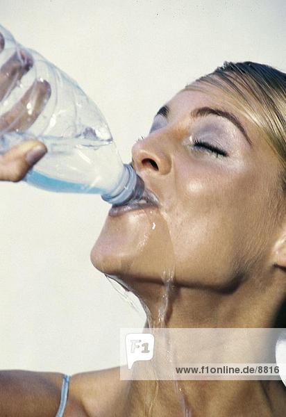 Nahaufnahme einer Frau Trinkwasser aus einer Flasche
