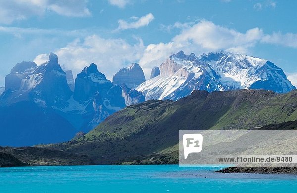 Schneebedeckten Berg in der Nähe Flusses  Torres Del Paine Nationalpark  Chile