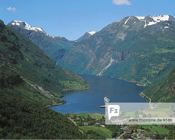 Erhöhte Ansicht des Kreuzfahrtschiffes im See  Geirangerfjord  Norwegen
