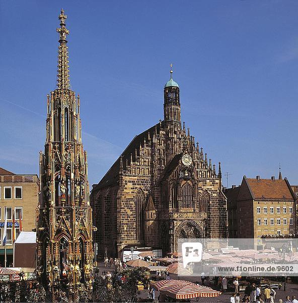 Touristen in Marktplatz vor der Kathedrale  Nürnberg  Bayern  Deutschland