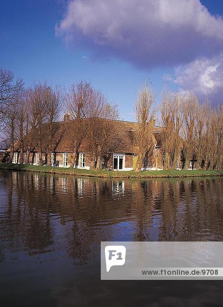 Landwirtschaftsgebäude spiegelt sich in Wasser  Schipluiden  Niederlande