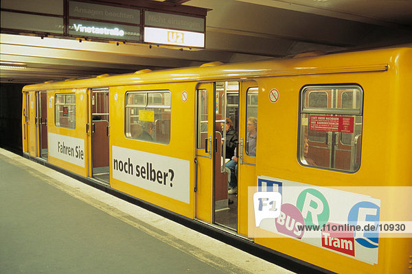 Zug bei u-Bahnstation  Berlin  Deutschland