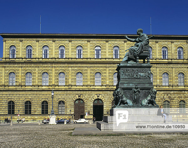 Denkmal vor Palace  Residenz Königspalast  München  Deutschland