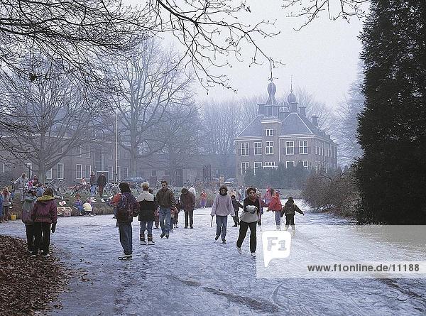 Menschen Eislaufen am gefrorenen Canal  Schloss de Vossenberg  Harderweijk  Niederlande