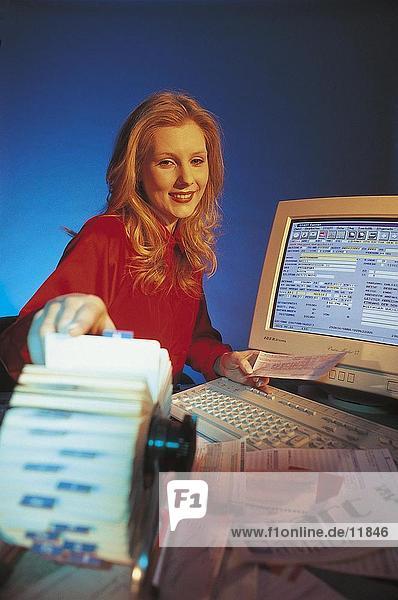Geschäftsfrau auf einem Computer arbeiten