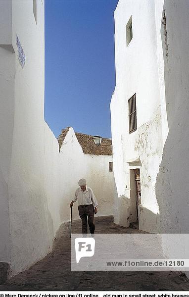 älterer Mann zu Fuß in Street  Andalusien  Spanien