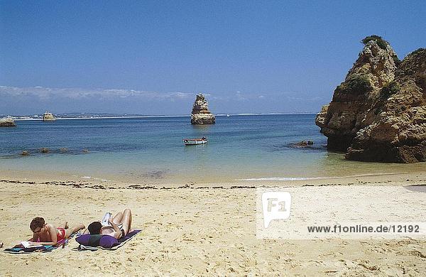 Paar entspannenden an der Strand  Algarve  Portugal