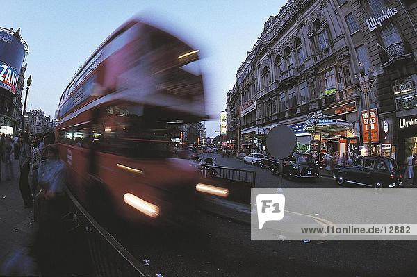 Verschwommene Sicht Doppeldecker-Bus auf Road  London  England