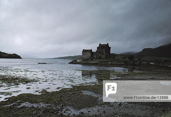 Ruine der Burg bei Waterfront  Eilean Donan Castle  Eilean Donan  Loch Duich  Highlands Region  Schottland