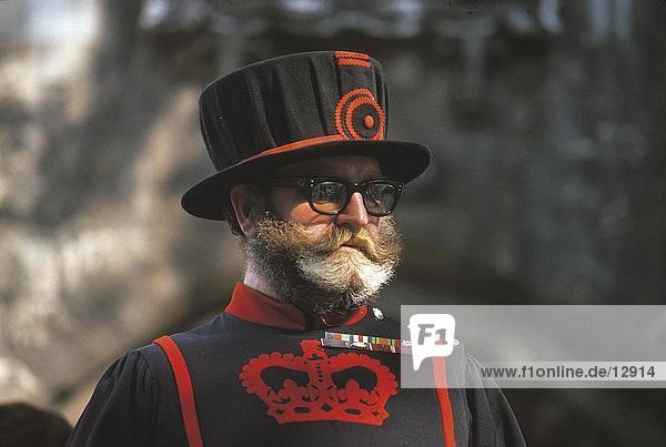 Nahaufnahme der Beefeater in Uniform Tower of London London England