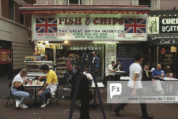 Menschen essen Fisch und Chips in einem street Cafe  London  Großbritannien  Europa