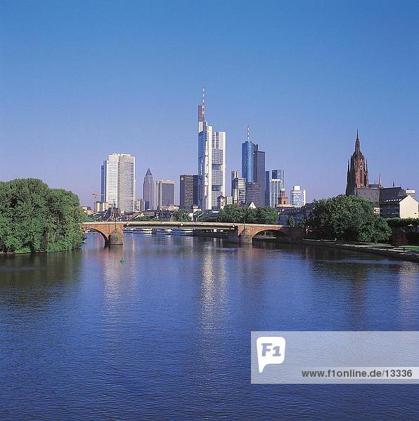 Wolkenkratzer in Stadt  Main River  Frankfurt  Deutschland