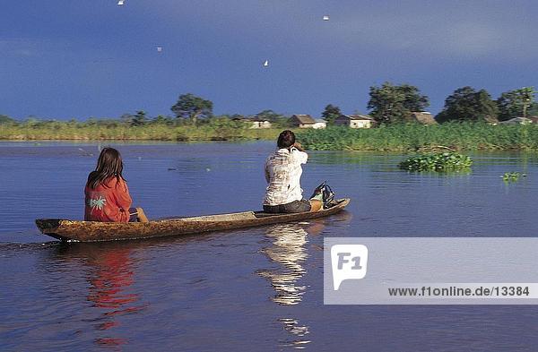 Zwei Frauen auf Kanu im Fluss  Ucayali  Pucallpa  Peru