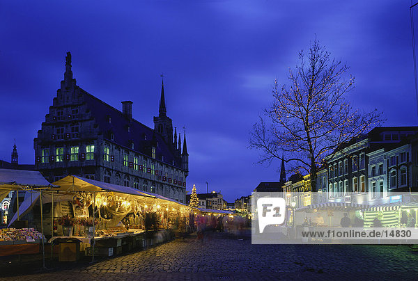 Touristen in Weihnachten Messe in der Nacht  Gouda  Niederlande