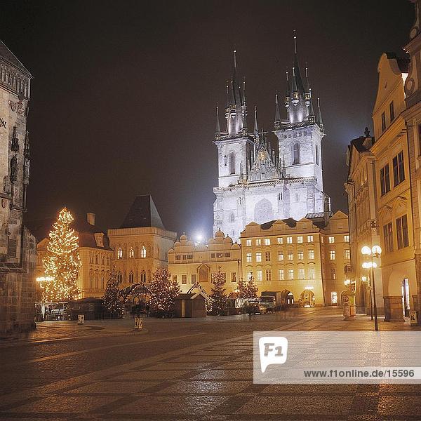 Kirche beleuchtet nachts  Teynkirche  Prag  Tschechische Republik