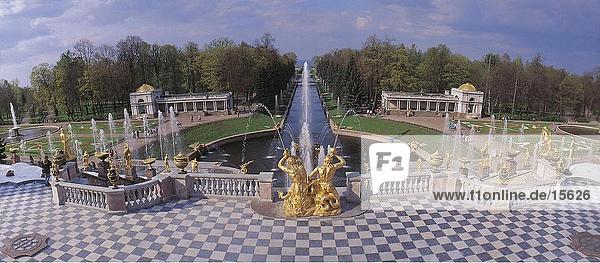 Brunnen im Hof des Palace  Peterhof Palace  St. Petersburg  Russland