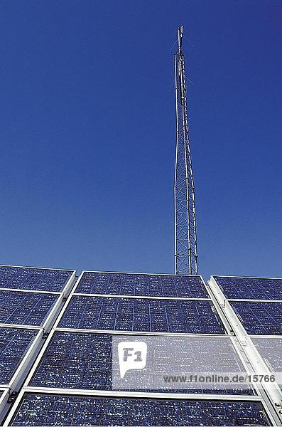 Turm hinter solar Collector Paneele