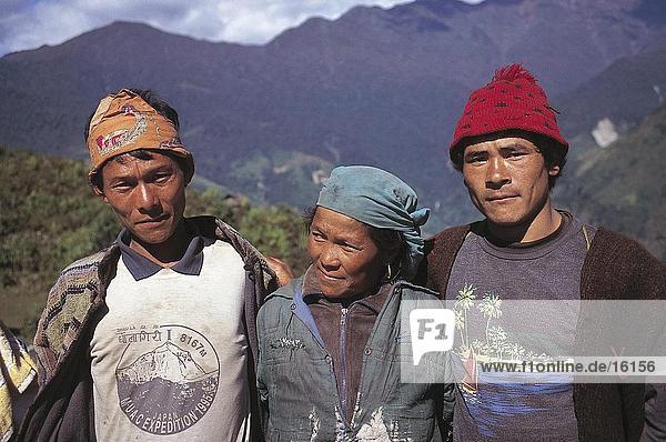 Nahaufnahme Frau stehend mit ihren zwei Söhnen  Sedua  Nepal