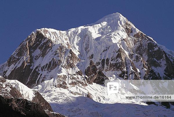 Untersicht von einem Berggipfel Nepal