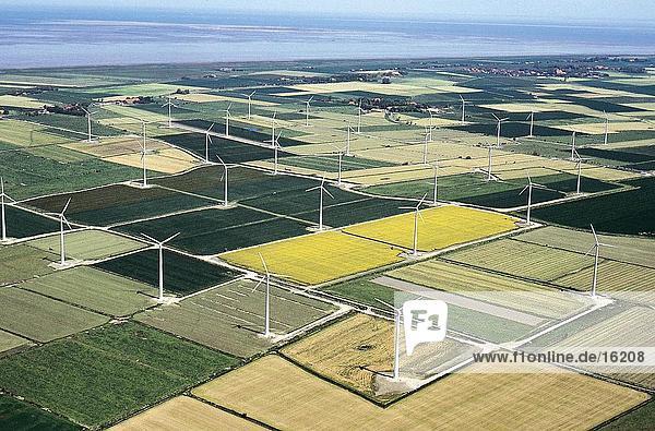 Erhöhte Ansicht der Windmühlen in Farm  Ostfriesland  Deutschland