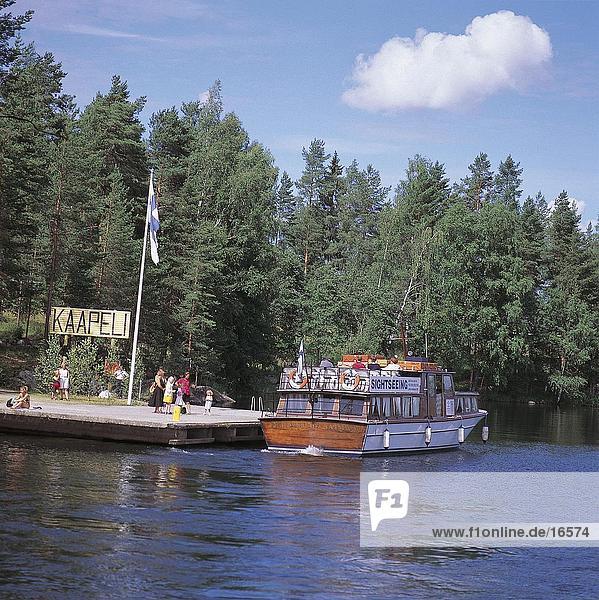 Touristen auf Boot im Fluss,  Punkaharju,  Finnland