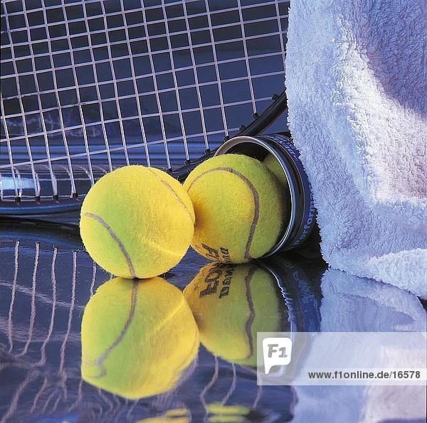 Nahaufnahme der Tennisball und Tennisschläger mit Handtuch