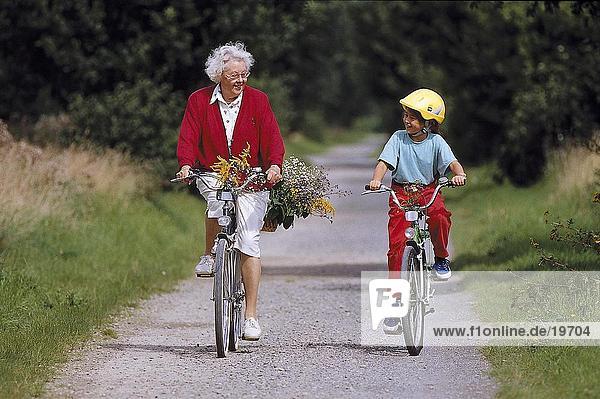 Großmutter und Enkelin Radfahren