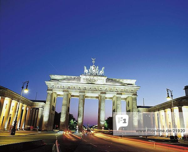 Verkehr auf der Straße bei Nacht  Quadriga Statue  Brandenburger Tor  Berlin  Deutschland