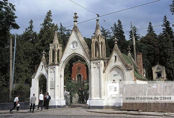 Menschen stehen am Eingang des Friedhofs  Lemberg  Ukraine