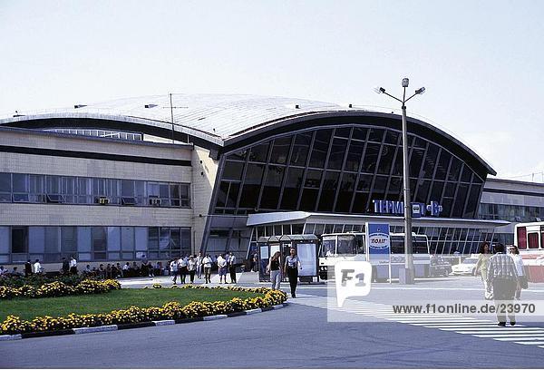 Menschenbei Airport Terminal  Boryspil  Kiew  Ukraine
