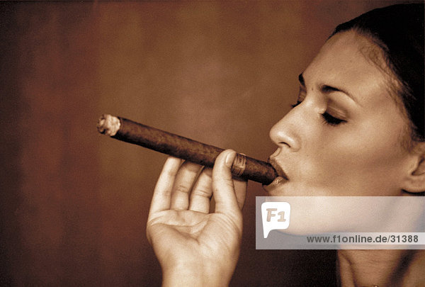 Frau raucht eine Zigarre  Profil