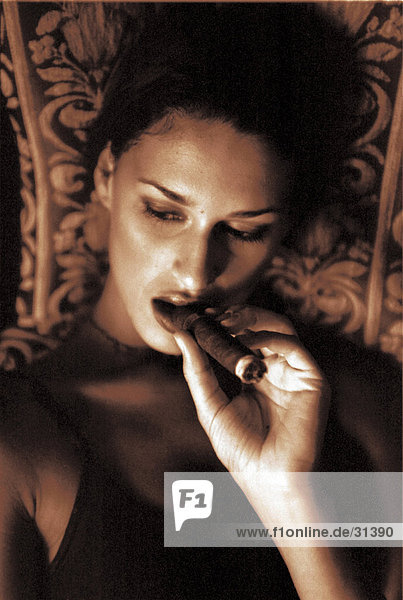 Frau raucht eine Zigarre