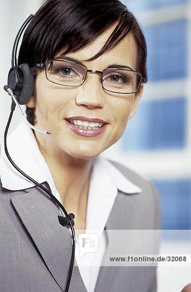 Porträt von geschäftsfrau tragen eine Headset und lächelnd