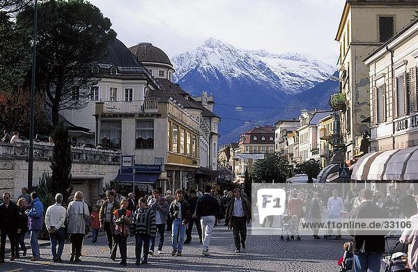 Menschen zu Fuß in Street  Liberty Street  Meran  Südtirol  Italien