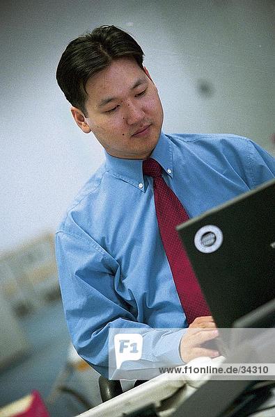Unternehmer mit einem Laptop in einem Büro