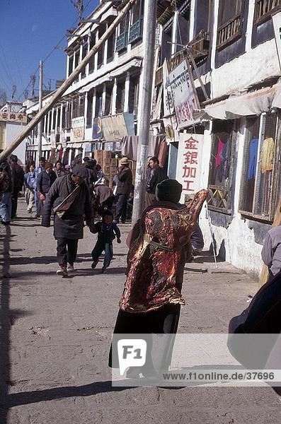 Menschen zu Fuß in Street  Tibet