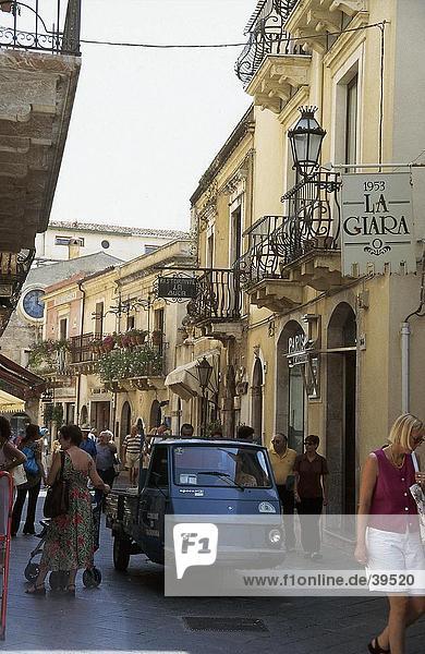 Touristen zu Fuß in Street  Taormina  Sizilien  Italien