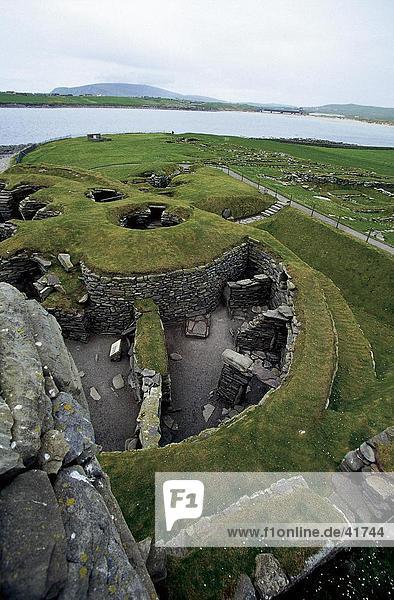Erhöhte Ansicht der Eisenzeit Ruinen in archäologischen Stätte Jarlshof Festland Shetland-Inseln Schottland