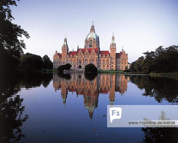 Reflexion des Rathauses in Wasser  See Maschsee  Hannover  Deutschland