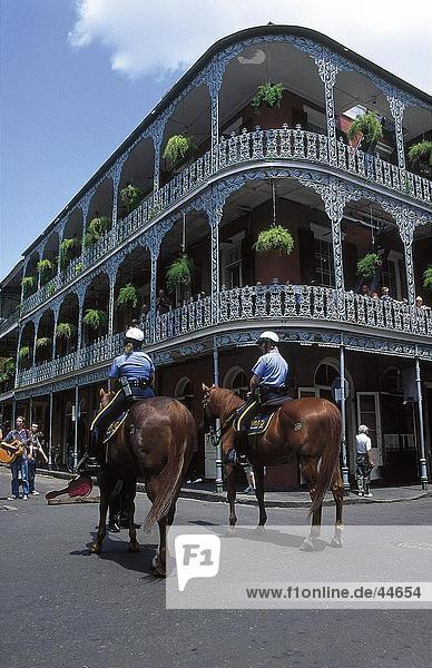 Zwei Polizisten reiten Pferde auf Road  French Quarter  Bourbon Street  New Orleans  Louisiana  USA