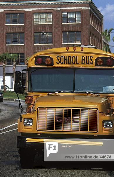 Schoolbus auf Road  New Orleans  Louisiana  USA