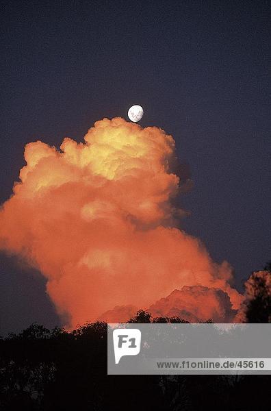 Moon erfüllt Wolke im Himmel Australien