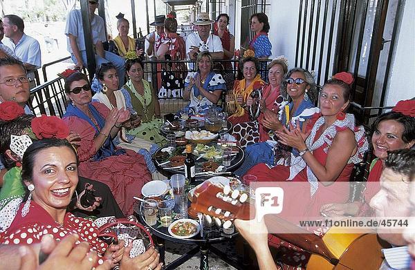 Gruppe von Menschen feiern Festival  El Rocio  Huelva  Andalusien  Spanien