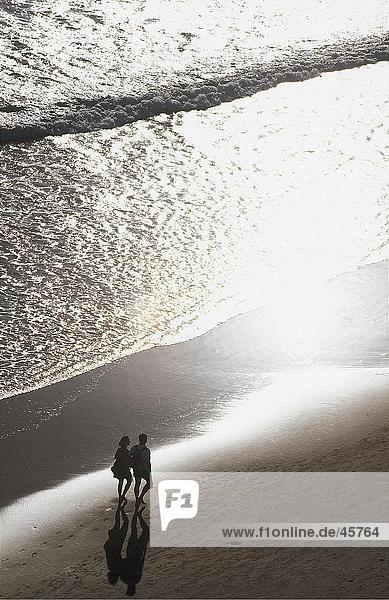 Luftbild von paar Wandern am Strand  Conil De La Frontera  Costa De La Luz  Andalusien  Spanien