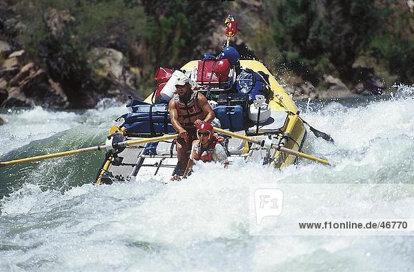 Zwei Menschen Wildwasser-rafting in Wildwasserfluss  Colorado River  Arizona  USA