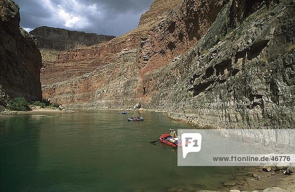 Menschen paddeln Schlauchboote im Fluss  Colorado River  Arizona  USA